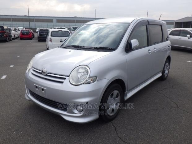 Toyota Sienta 2007 Silver