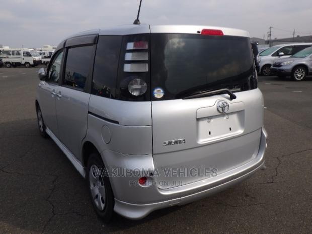 Toyota Sienta 2007 Silver