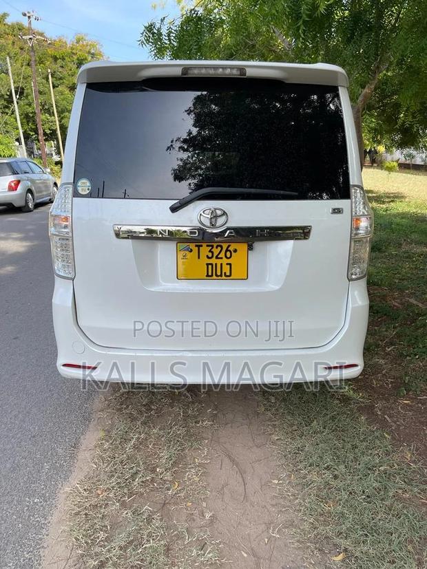 Toyota Noah 2010 White