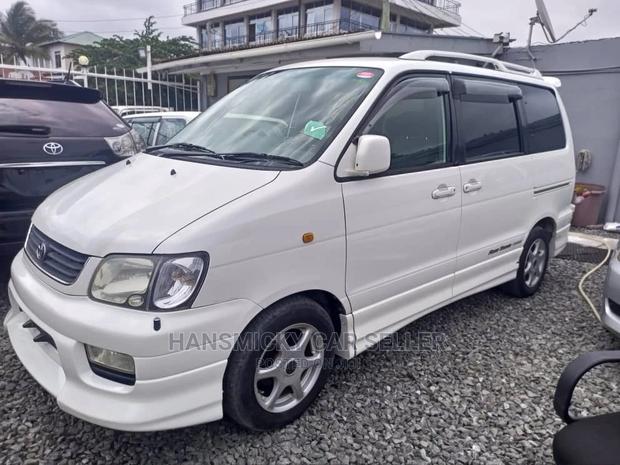 Toyota Noah 2004 White