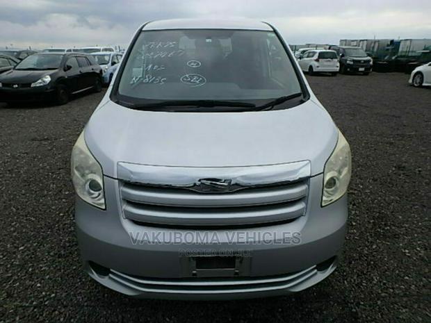 Toyota Noah 2010 Silver