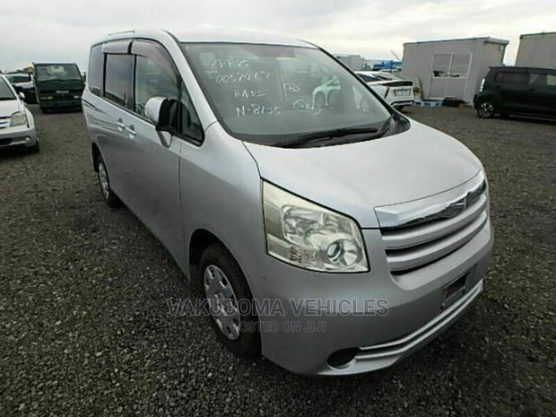 Toyota Noah 2010 Silver