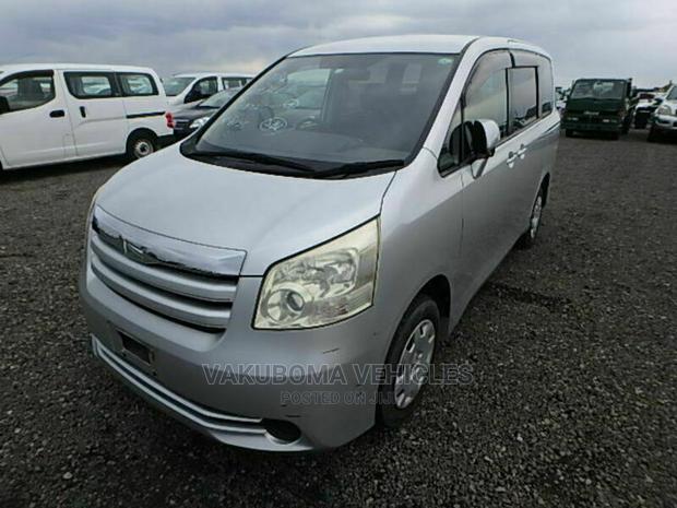 Toyota Noah 2010 Silver