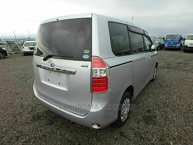Toyota Noah 2010 Silver