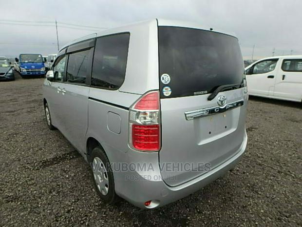 Toyota Noah 2010 Silver