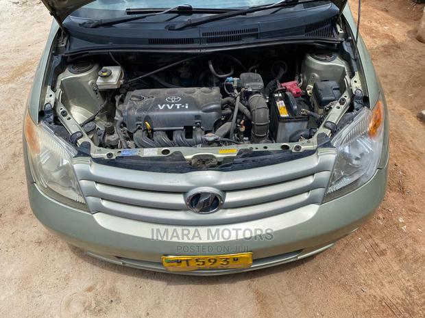Toyota IST 2005