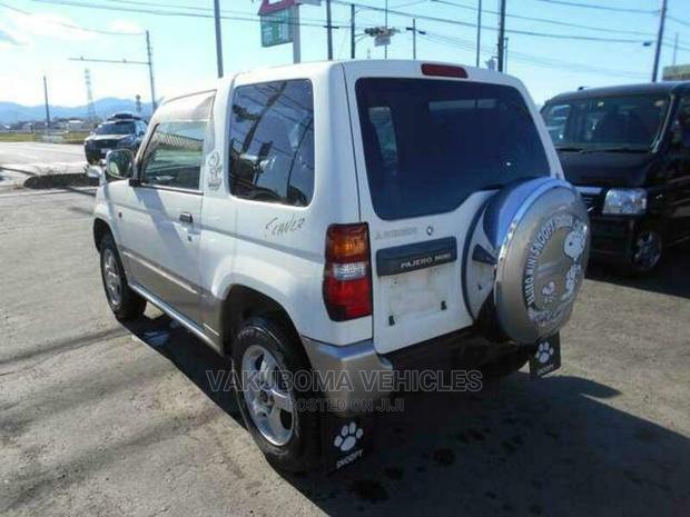 Mitsubishi Pajero 2000 White