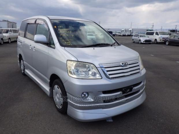 Toyota Noah 2002 Silver