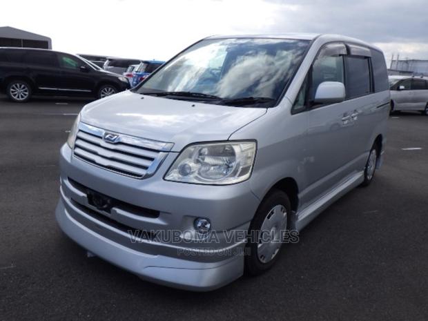 Toyota Noah 2002 Silver