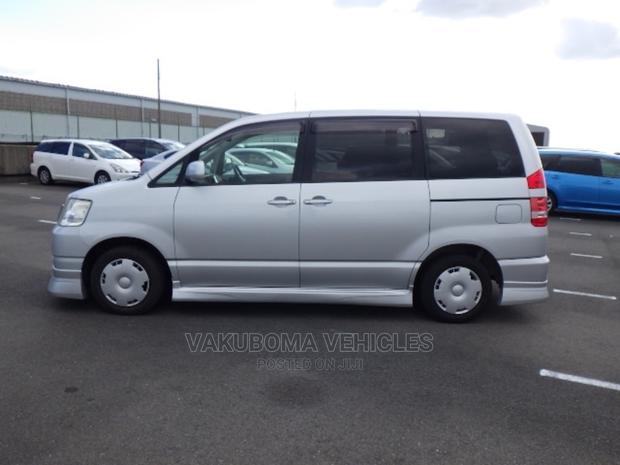 Toyota Noah 2002 Silver