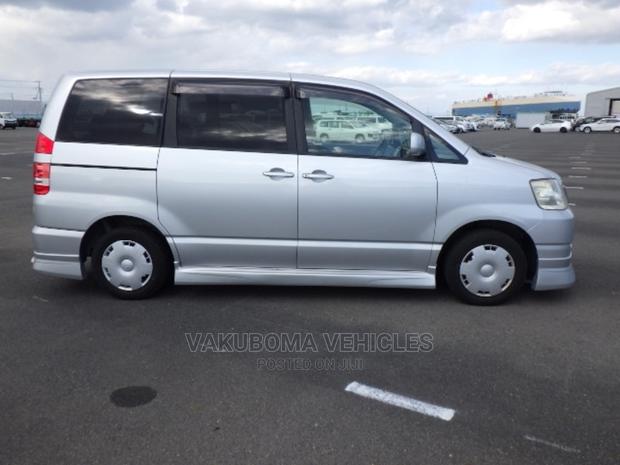 Toyota Noah 2002 Silver