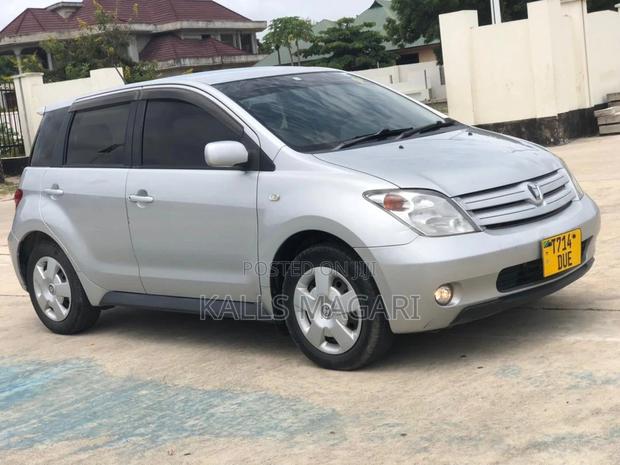 Toyota IST 2003