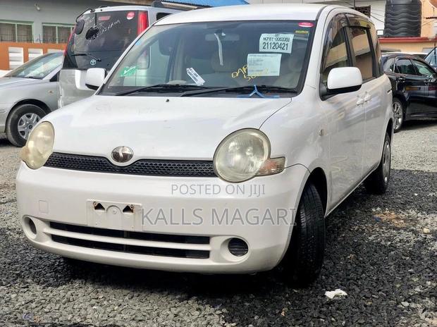 Toyota Sienta 2005 White