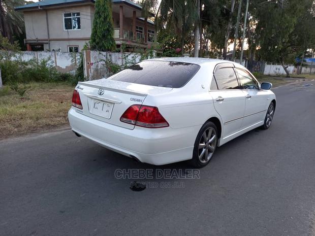 Toyota Crown 2005 White