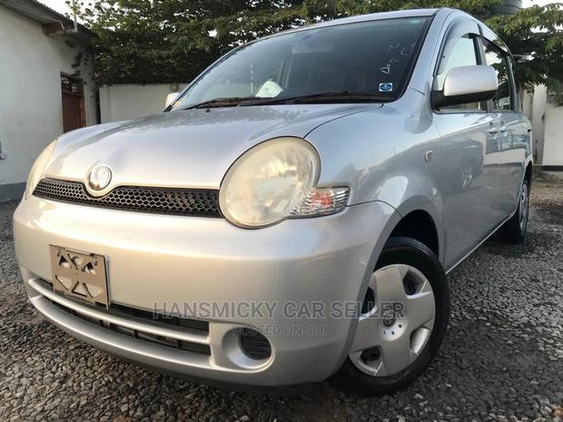 Toyota Sienta 2005 Silver