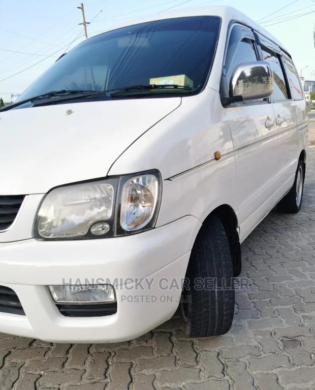 Toyota Noah 2001 White