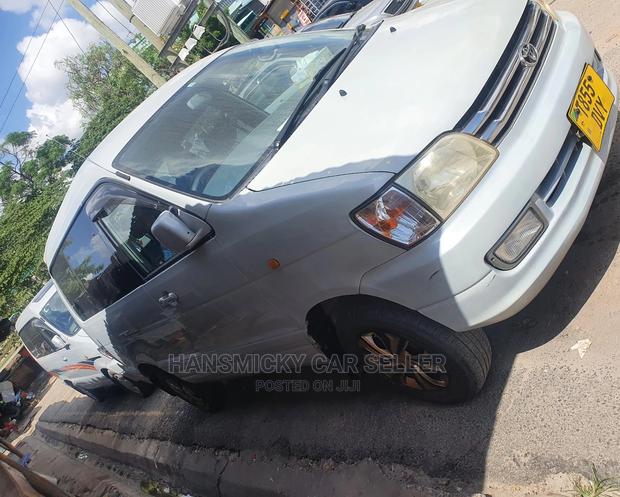 Toyota Noah 2001 Silver