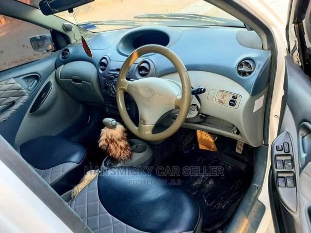 Toyota Vitz 2001 White