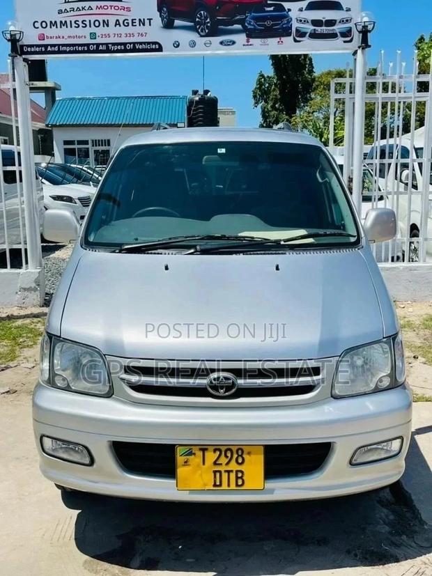 Toyota Noah 2003 Silver