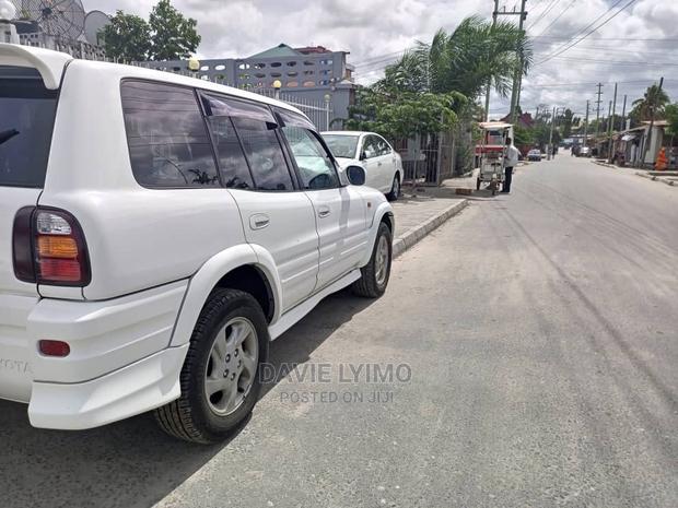 Toyota RAV4 1999 White