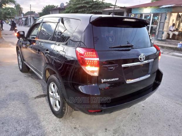 Toyota Vanguard 2011 Black