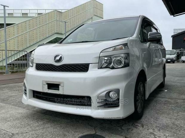 Toyota Voxy 2011 Pearl