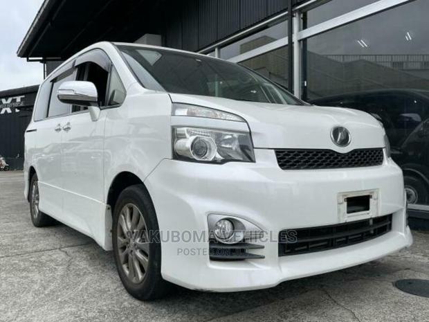 Toyota Voxy 2011 Pearl