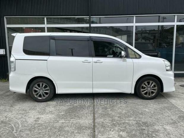 Toyota Voxy 2011 Pearl