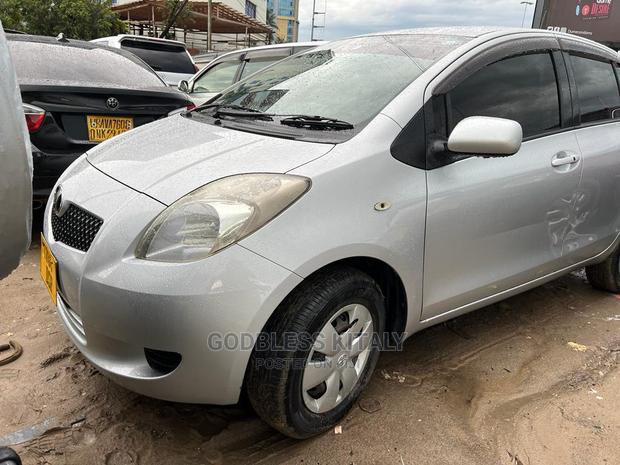 Toyota Vitz 2006 Silver