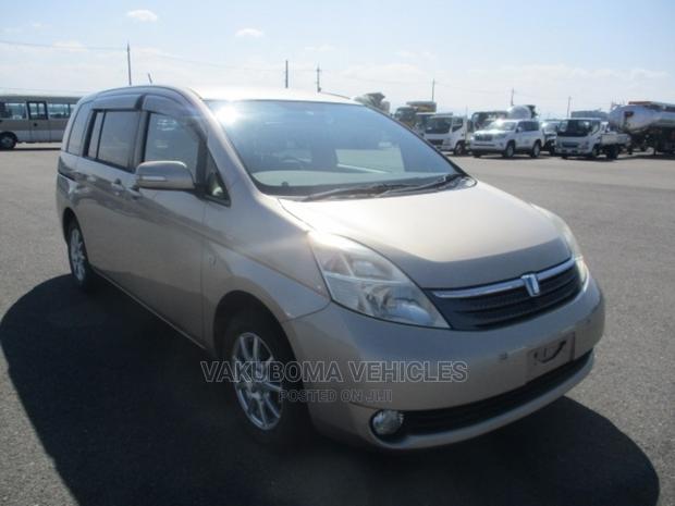 Toyota ISIS 2004 Gold
