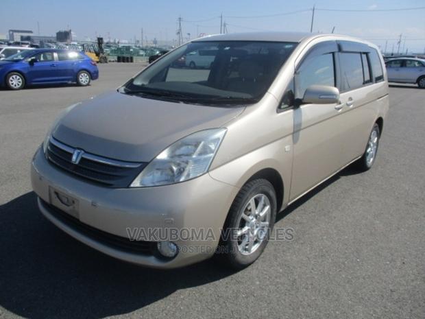 Toyota ISIS 2004 Gold