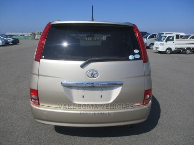 Toyota ISIS 2004 Gold