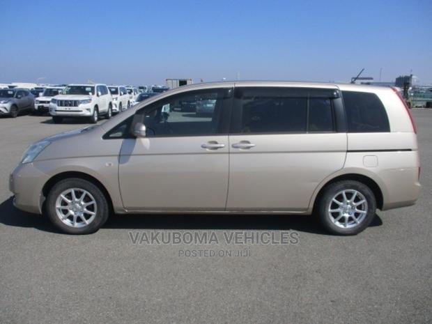 Toyota ISIS 2004 Gold