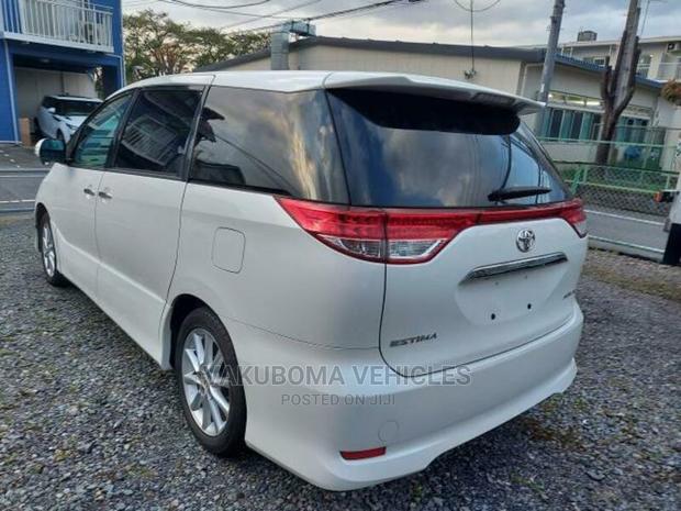 Toyota Estima 2009 White