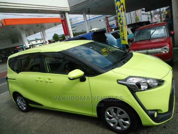 Toyota Sienta 2017 Yellow