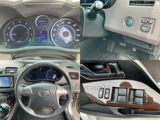 Toyota Mark X Zio 2011 Silver