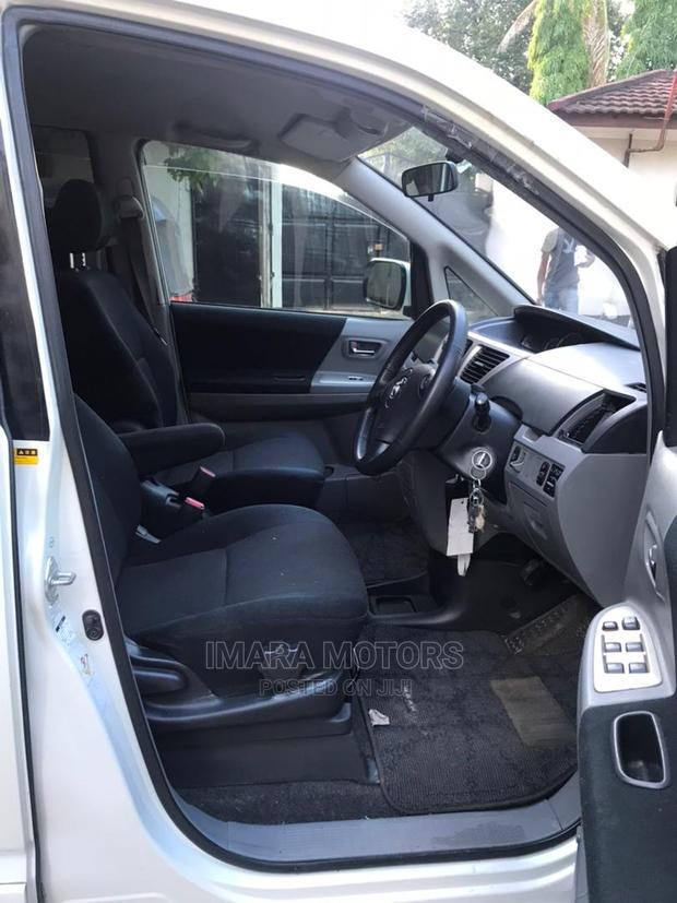 Toyota Noah 2005 White