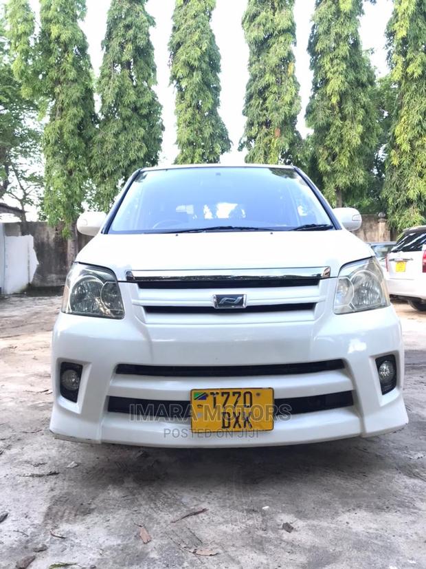 Toyota Noah 2005 White