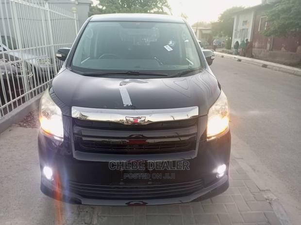 Toyota Noah 2.0 143hp AWD (7 Seater) 2008 Black
