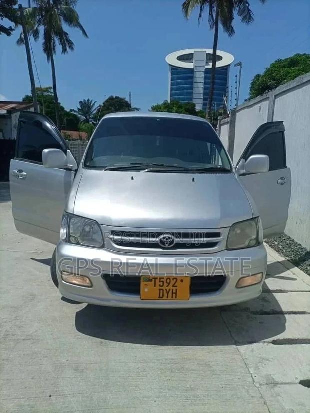 Toyota Noah 2.0 AWD (8 Seater) 2001 Silver