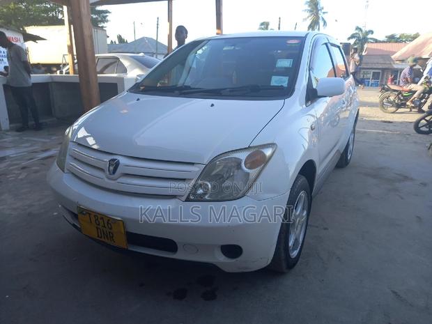 Toyota IST 2002 White