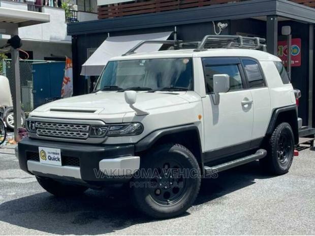 Toyota FJ Cruiser 2011 White