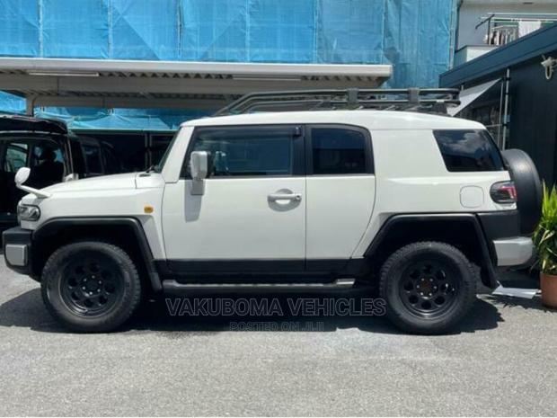 Toyota FJ Cruiser 2011 White