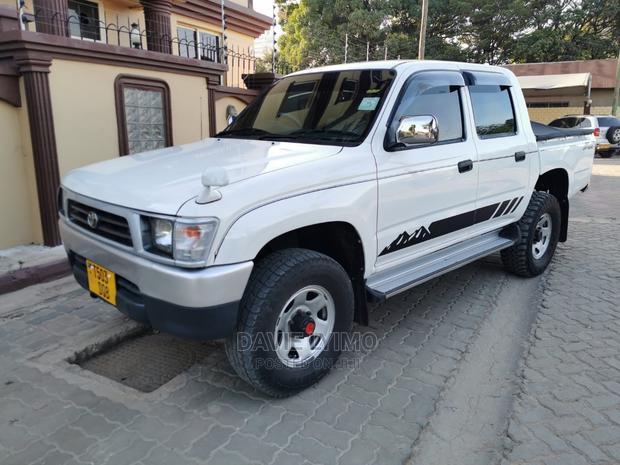 Toyota Hilux 2004 White