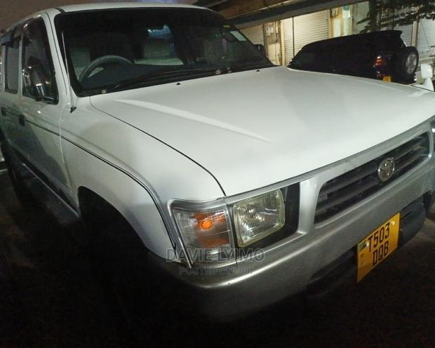Toyota Hilux 2004 White