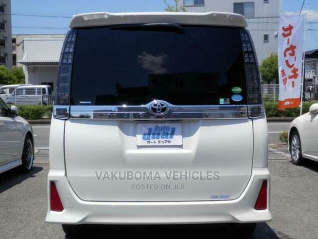 Toyota Voxy 2015 Pearl