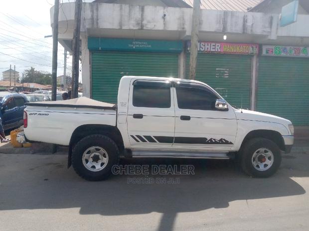 Toyota Hilux 2004 White