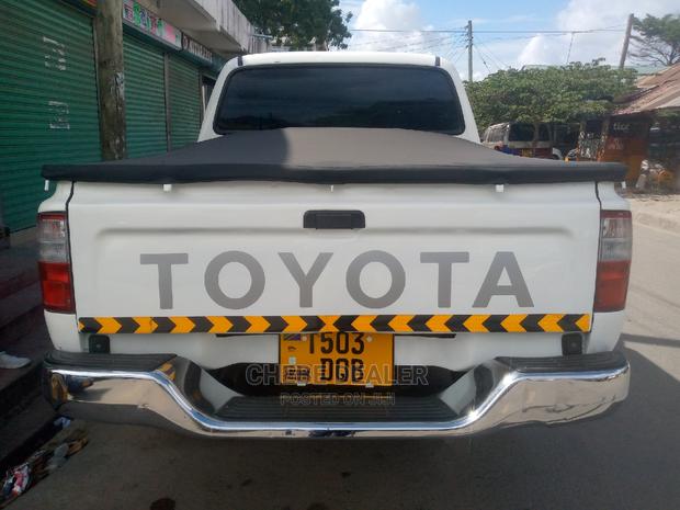 Toyota Hilux 2004 White