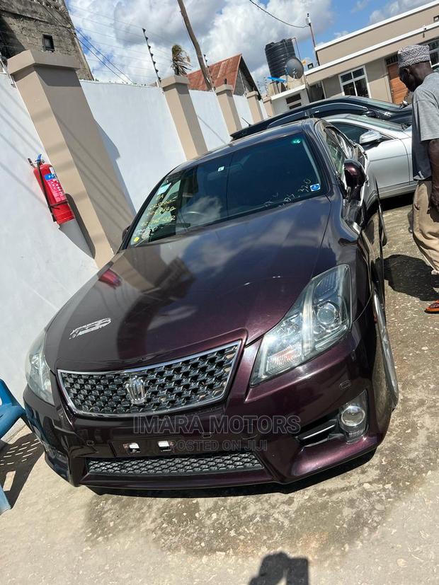 Toyota Crown 2010