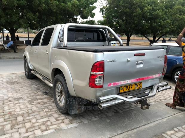 Toyota Hilux SR 2013 Gray